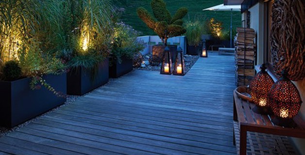 Die ideale Gartenbeleuchtung wirkt wie eine Erweiterung des Wohnraums und ist immer eine Kombination aus verschiedenen Lichtquellen.