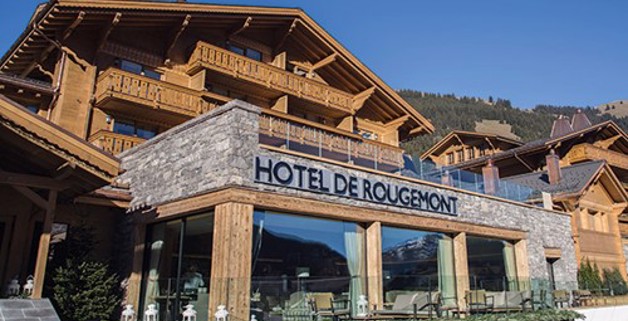Tradizione rinfrescata. Dopo la ristrutturazione, l’Hôtel de Rougemont è considerato un gioiello di design ed elettrotecnica nel cuore delle Alpi vodesi.