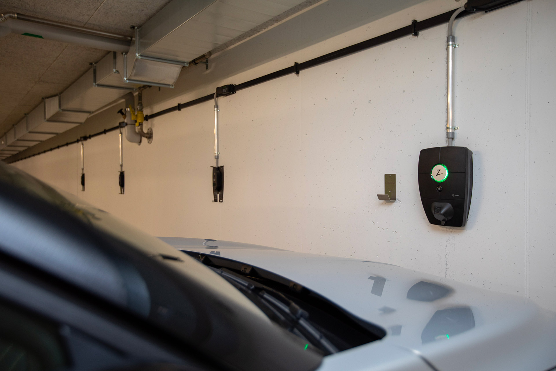 Immeubles avec installation PV et bornes de recharge pour véhicules électriques