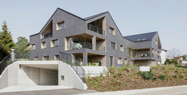 Das 2016 in Betrieb genommene Mehrfamilienhaus in Brütten ist rundum mit Solarpanels eingekleidet und erzeugt so sehr viel Solarstrom. (Foto: Umwelt Arena Schweiz)
